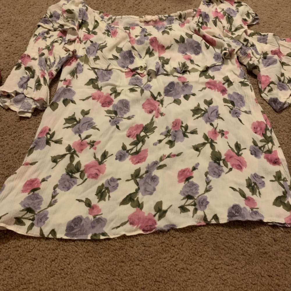 Off the shoulders boutique top!